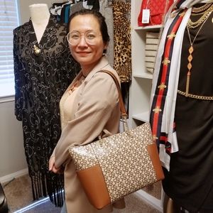 DKNY GiGi Signature Tole